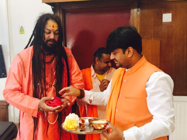 Shri Mahand Bhupinder Giri was welcomed by Shri RajRajeshwar Guruji (right)